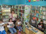 Литературный час «Мы сегодня отдыхаем, книжки добрые читаем!» в деревне Свингино