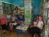 Литературный час «На досуге летним днем в руки книгу мы берем!»  в деревне Свингино
